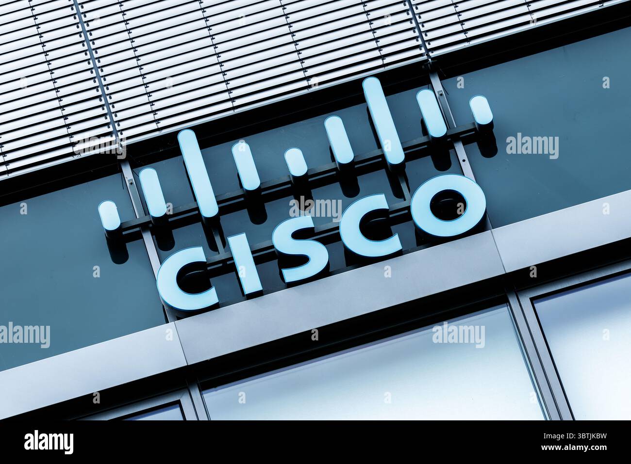 07 juillet 2025, Bavière, Garching BEI München : le logo et le lettrage Cisco Systems, Inc. sont visibles sur le siège de Cisco Systems GmbH à Garching, près de Munich (Bavière). Cisco est une société américaine de l'industrie des télécommunications et est principalement connue pour ses routeurs et commutateurs. Photo : Matthias Balk/dpa Banque D'Images