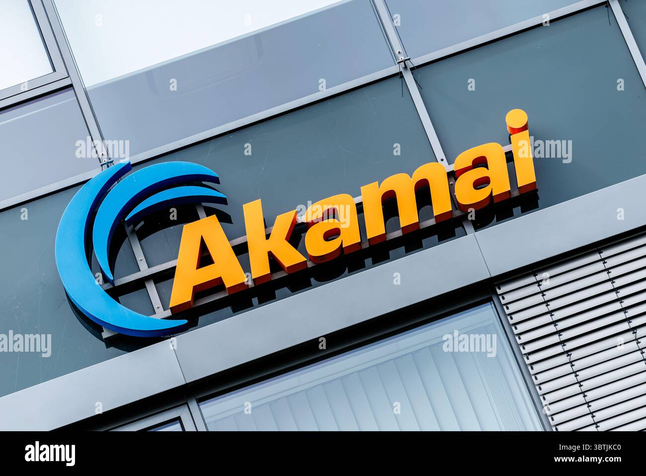 07 juillet 2025, Bavière, Garching BEI München : le logo et le lettrage d'Akamai technologies sont visibles sur le bâtiment du siège social allemand de la société à Garching, près de Munich (Bavière). La société est un fournisseur de services Internet coté avec siège social aux États-Unis. Akamai est active dans les domaines du cloud computing, de l'informatique de périphérie, de la cybersécurité et de la diffusion de contenu. Photo : Matthias Balk/dpa Banque D'Images
