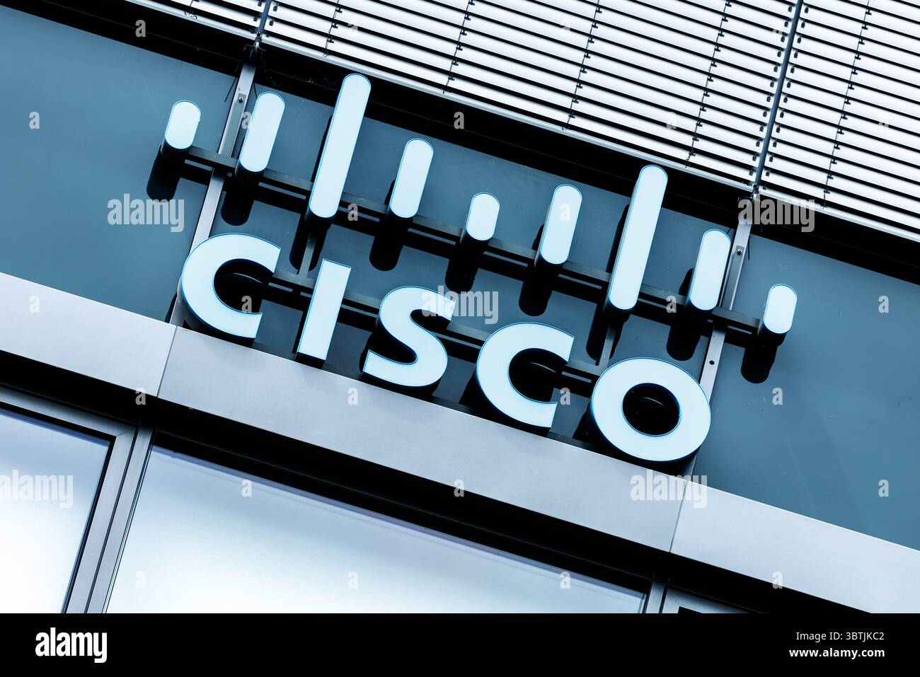07 juillet 2025, Bavière, Garching BEI München : le logo et le lettrage Cisco Systems, Inc. sont visibles sur le siège de Cisco Systems GmbH à Garching, près de Munich (Bavière). Cisco est une société américaine de l'industrie des télécommunications et est principalement connue pour ses routeurs et commutateurs. Photo : Matthias Balk/dpa Banque D'Images