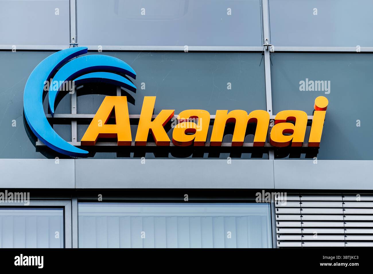 07 juillet 2025, Bavière, Garching BEI München : le logo et le lettrage d'Akamai technologies sont visibles sur le bâtiment du siège social allemand de la société à Garching, près de Munich (Bavière). La société est un fournisseur de services Internet coté avec siège social aux États-Unis. Akamai est active dans les domaines du cloud computing, de l'informatique de périphérie, de la cybersécurité et de la diffusion de contenu. Photo : Matthias Balk/dpa Banque D'Images