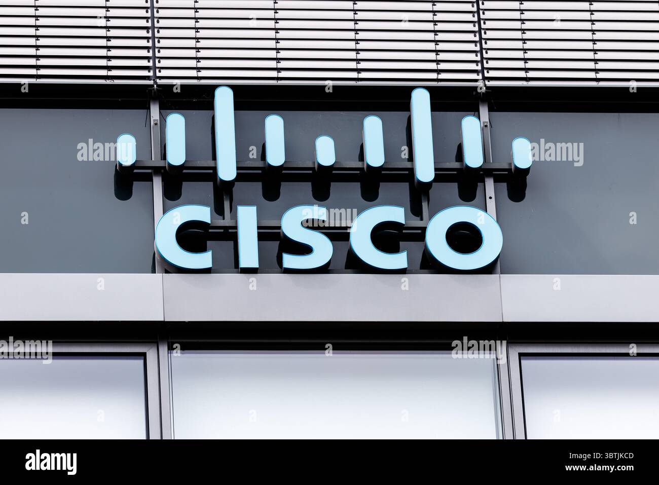 07 juillet 2025, Bavière, Garching BEI München : le logo et le lettrage Cisco Systems, Inc. sont visibles sur le siège de Cisco Systems GmbH à Garching, près de Munich (Bavière). Cisco est une société américaine de l'industrie des télécommunications et est principalement connue pour ses routeurs et commutateurs. Photo : Matthias Balk/dpa Banque D'Images