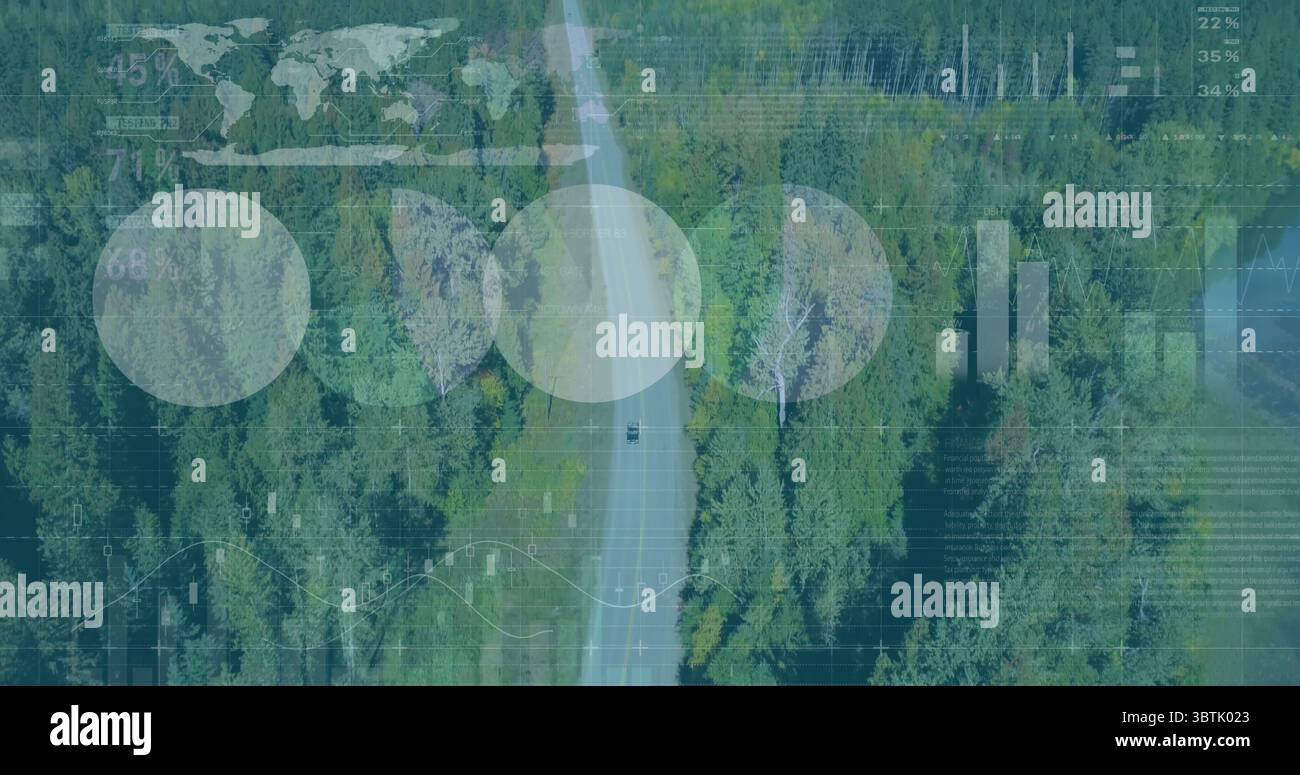 Petit véhicule de tourisme circulant sur une route asphaltée à travers une forêt de pins, avec superpositions de données cartographiques du monde Banque D'Images