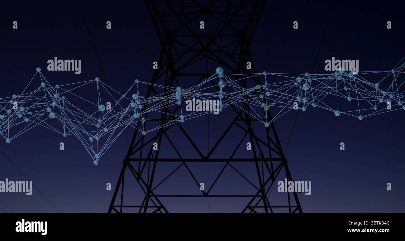 Tour haute tension recouvrant des noeuds de réseau incandescents avec des connexions de lignes électriques dans le ciel crépusculaire rural Banque D'Images