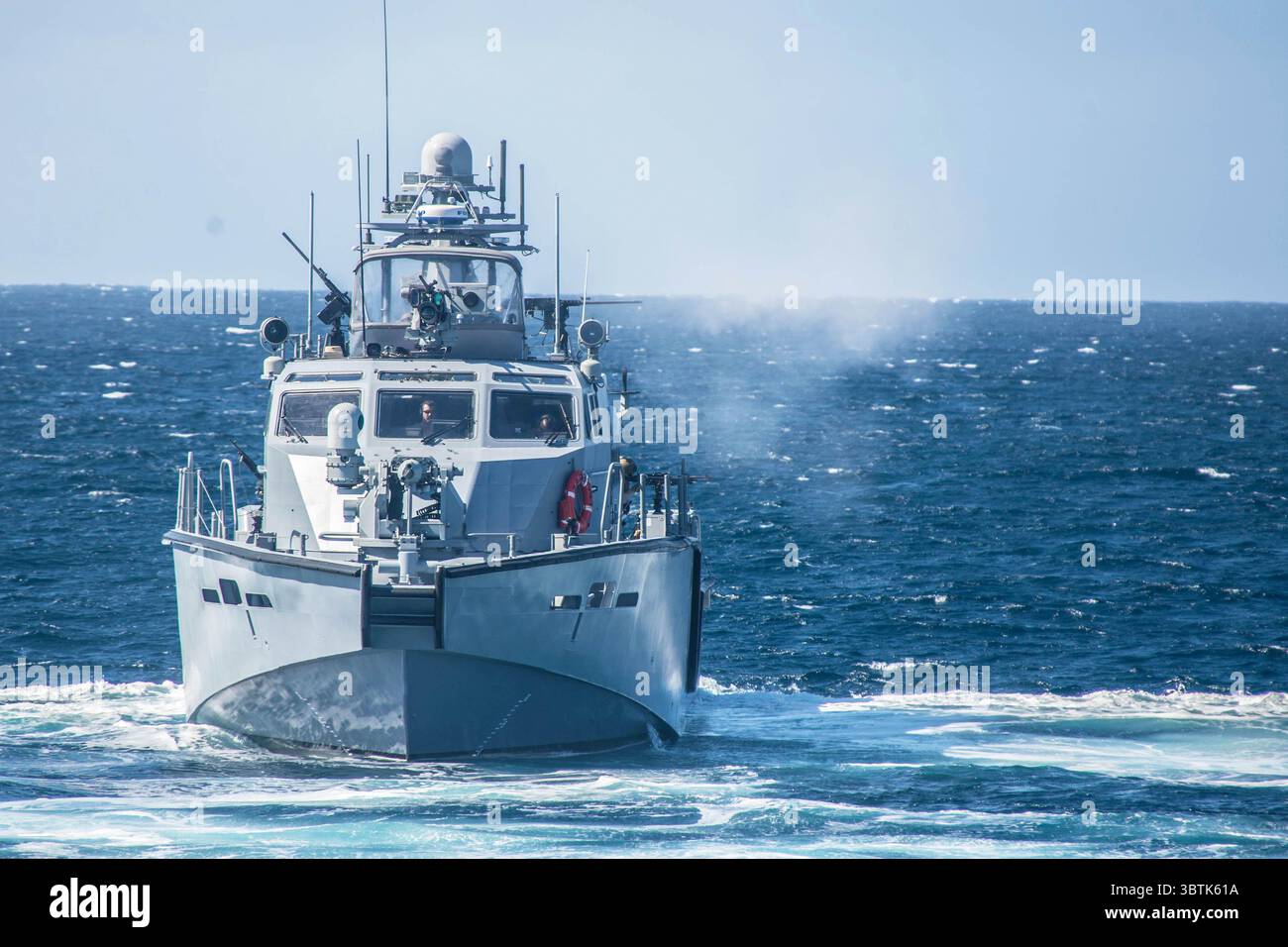 17 octobre 2019 - San Clemente Island, Californie, États-Unis - les marins affectés à l'escadron 3 riverain côtier mènent des exercices de tir réel à bord d'un patrouilleur Mark VI dans le cadre de la formation au niveau de l'unité. La Force riveraine côtière est une capacité de base de la Marine qui assure la sécurité des ports et des ports, la sécurité des actifs de grande valeur et les opérations de sécurité maritime dans les voies navigables côtières et intérieures. (Crédit image : © U.S. Navy/ZUMA Wire/ZUMAPRESS.com) Banque D'Images