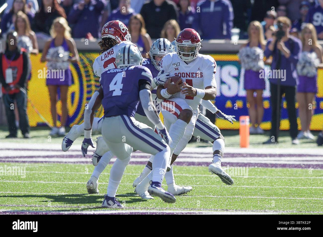 26 octobre 2019 : le quarterback des Oklahoma Sooners, Jalen Hurts (1), tire la balle et sort de la poche dans le trafic pendant le match de football de la NCAA entre les Oklahoma Sooners et les Wildcats de l'État du Kansas au Bill Snyder Family Stadium à Manhattan, Kansas. Kendall Shaw/CSM(image de crédit : © ; Kendall Shaw/CSM via ZUMA Wire) Banque D'Images