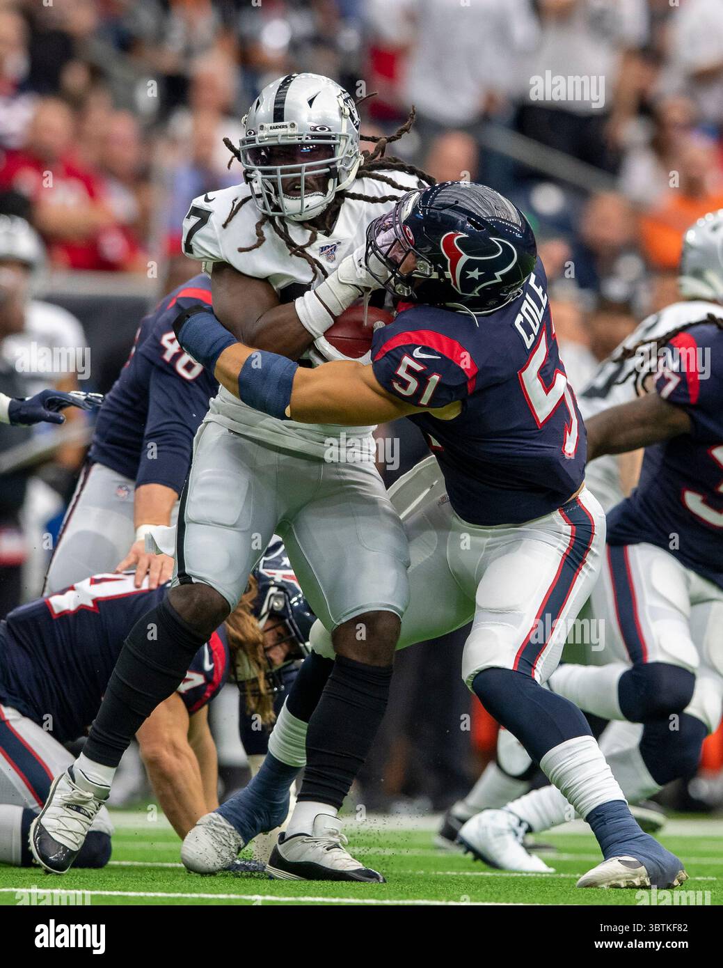 27 octobre 2019 : le linebacker Dylan Cole (51) des Texans de Houston affronte le receveur large des Oakland Raiders, Dwayne Harris (17), au cours du premier quart-temps au NRG Stadium de Houston, Texas. Le score à la mi-14-10 Raiders. Maria Lysaker / CSM.(image de crédit : &copy ; Maria Lysaker / CSM via ZUMA Wire) Banque D'Images