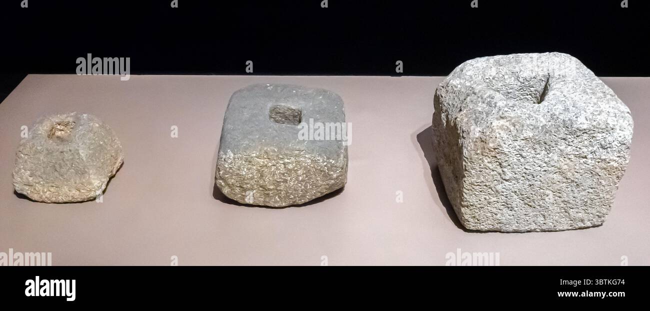 Piliers en pierre de Kampung Sungai Mas, Bujang valleym Kedah, Malaisie. 5ème-12ème siècle après JC. Utilisé comme fondation de pilier en bois pour les temples bouddhistes-hindouistes Banque D'Images