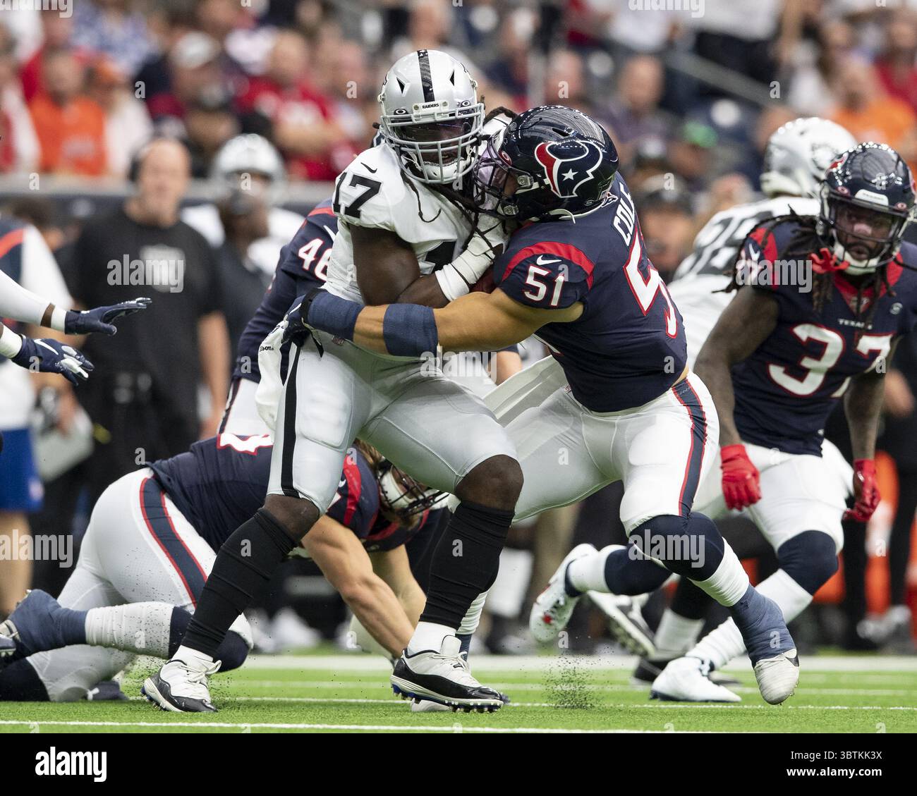 27 octobre 2019, Houston, Texas, États-Unis : octobre 27, 2019 : le linebacker des Houston Texans Dylan Cole (51 ans) affronte le receveur des Oakland Raiders Wide Dwayne Harris (17 ans) pendant le deuxième quart-temps au NRG Stadium de Houston, Texas. Le score à la mi-14-10 Raiders. Maria Lysaker / ZUMA Press (crédit image : © Maria Lysaker/ZUMA Wire) Banque D'Images