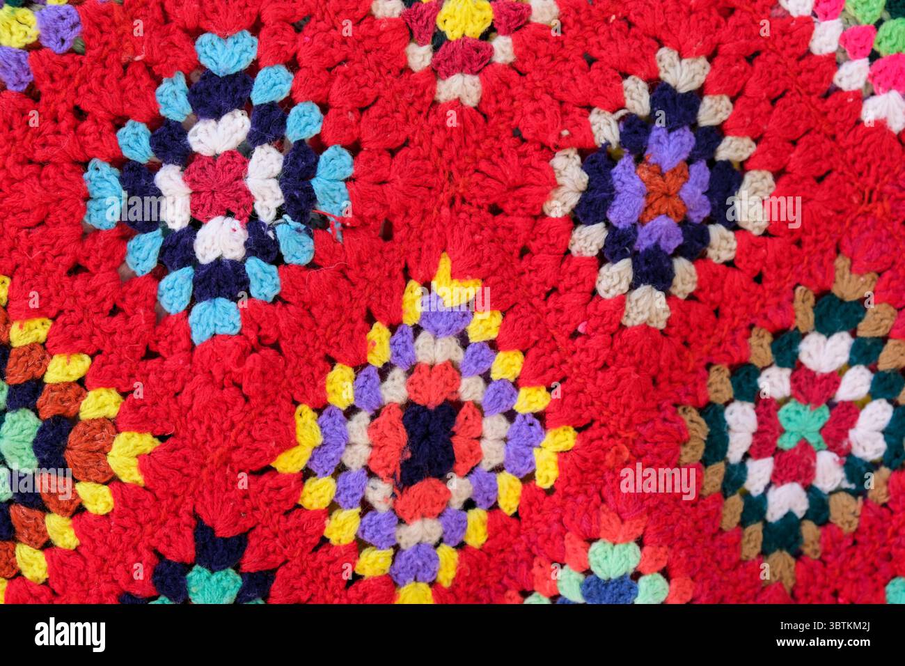 Arrière-plan de fragments colorés tôt lumineux de tapis de sol tricotés à la main artisanat folklorique ukrainien traditionnel Banque D'Images