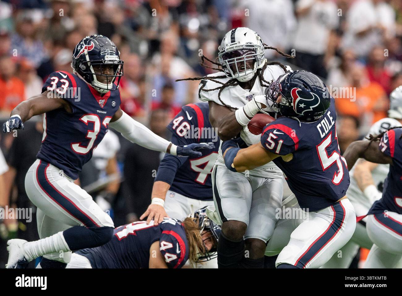 27 octobre 2019 : le linebacker Dylan Cole (51) des Texans de Houston affronte le receveur large des Oakland Raiders Dwayne Harris (17) au deuxième quart-temps au NRG Stadium de Houston, Texas. Le score à la mi-14-10 Raiders. Maria Lysaker / CSM.(image de crédit : &copy ; Maria Lysaker / CSM via ZUMA Wire) Banque D'Images