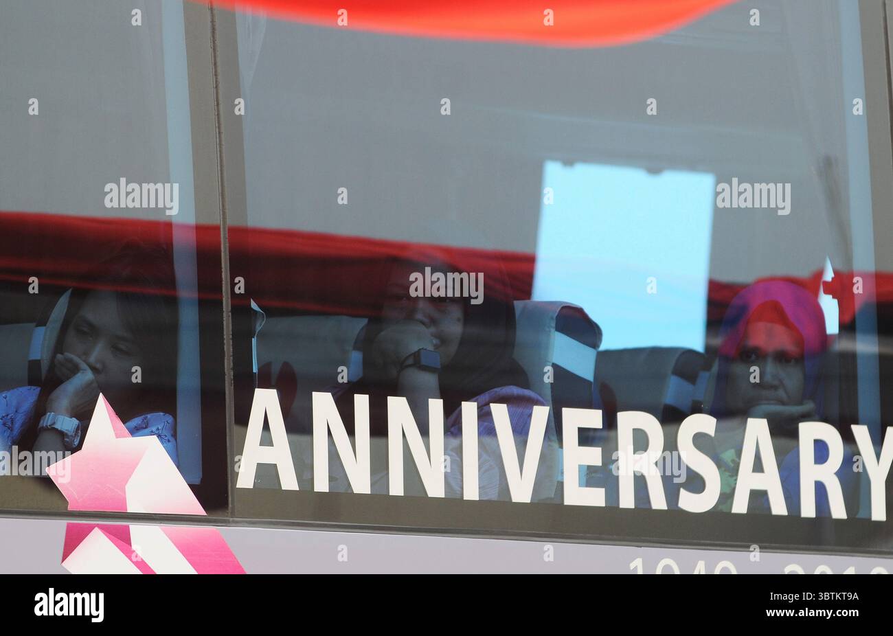 5 septembre 2019, Jakarta, Jakarta, Indonésie : les familles des victimes de l'accident de l'avion JT 610 de Lion Air hors du KRI Semarang 594 après une procession de floraison sur le site de l'accident de Lion Air au port de Tanjung Priok, Jakarta, le 29 octobre 2019. L'événement de semis de fleurs a eu lieu pour commémorer le premier anniversaire de l'écrasement du vol JT-610 de l'avion Lion Air sur la route Jakarta-Pangkal Pinang autour de la mer de Karawang le 28 octobre 2018. (Crédit image : © Dasril Roszandi/ZUMA Wire) Banque D'Images