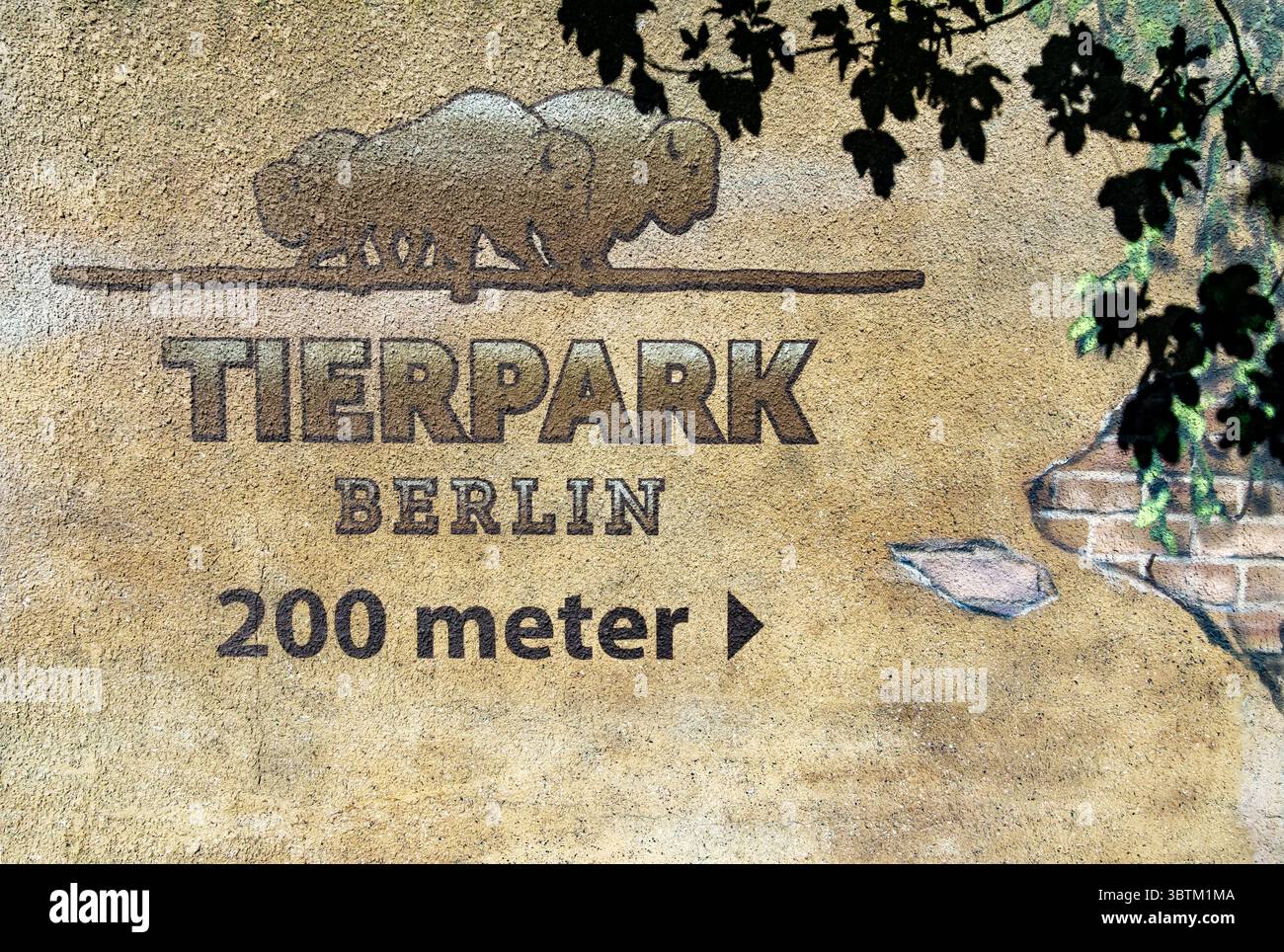 Une murale peinte sur un mur de la ville pointe à 200 mètres du Tierpark Berlin, l'un des plus grands jardins zoologiques d'Europe. Banque D'Images
