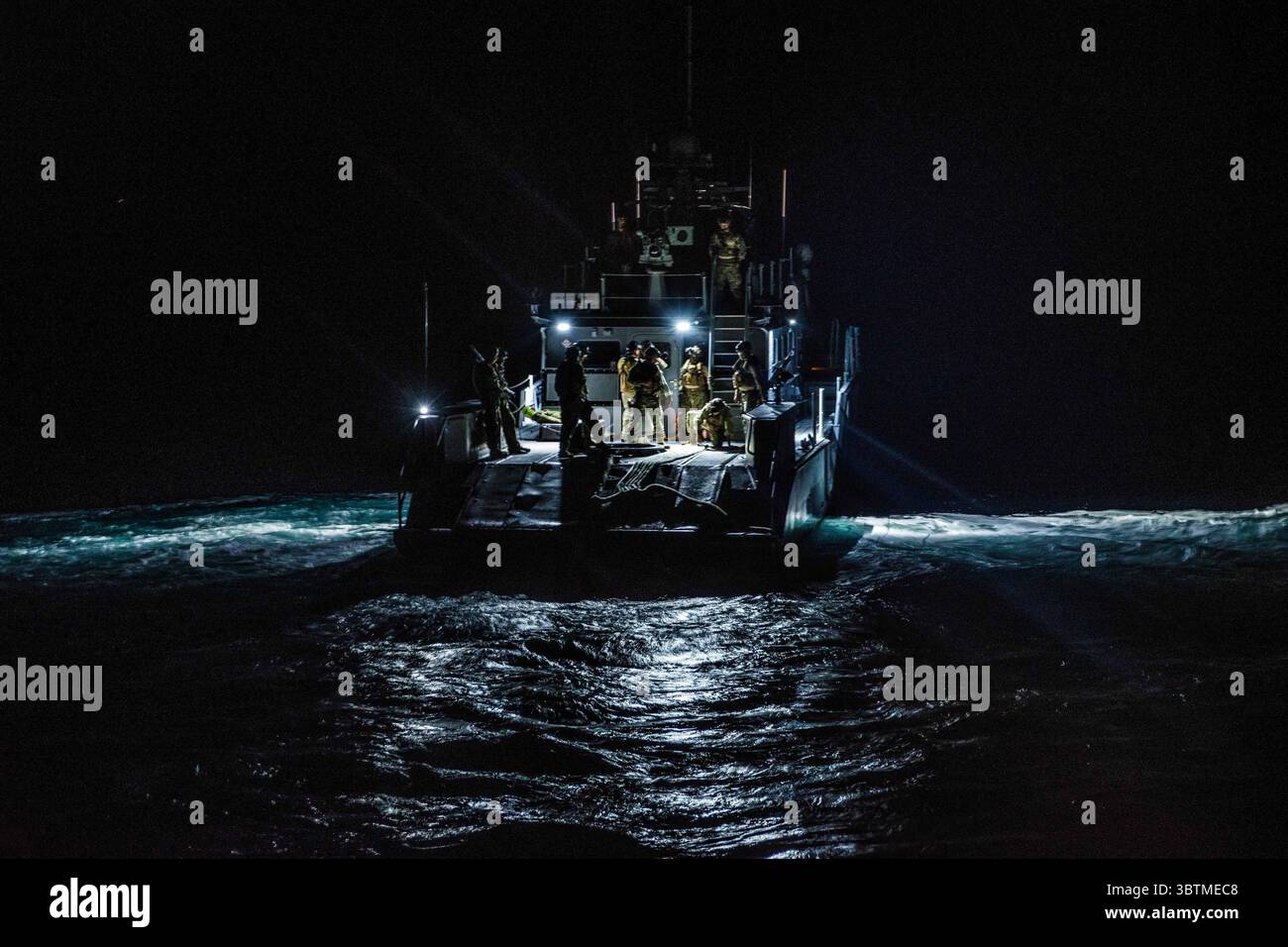 22 octobre 2019 - San Diego, Californie, États-Unis - les marins affectés au Coastal Riverine Squadron (CRS) 3 effectuent un exercice de remorquage de nuit dans le cadre de la formation au niveau de l'unité fournie par l'unité de formation et d'évaluation du Coastal Riverine Group (CRG) 1. La Force riveraine côtière est une capacité de base de la Marine qui assure la sécurité des ports et des ports, la sécurité des actifs de grande valeur et les capacités de sécurité maritime dans les voies navigables côtières et intérieures. (Crédit image : © U.S. Navy/ZUMA Wire/ZUMAPRESS.com) Banque D'Images