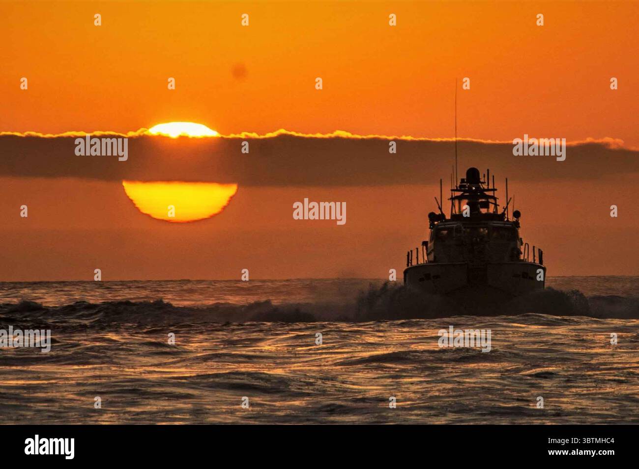 17 octobre 2019 - Océan Pacifique - les marins affectés à l'escadron 3 de la rivière côtière mènent des exercices de tir réel à bord d'un patrouilleur Mark VI dans le cadre de la formation au niveau de l'unité. La Force riveraine côtière est une capacité de base de la Marine qui assure la sécurité des ports et des ports, la sécurité des actifs de grande valeur et les opérations de sécurité maritime dans les voies navigables côtières et intérieures. (Crédit image : © U.S. Navy/ZUMA Wire/ZUMAPRESS.com) Banque D'Images