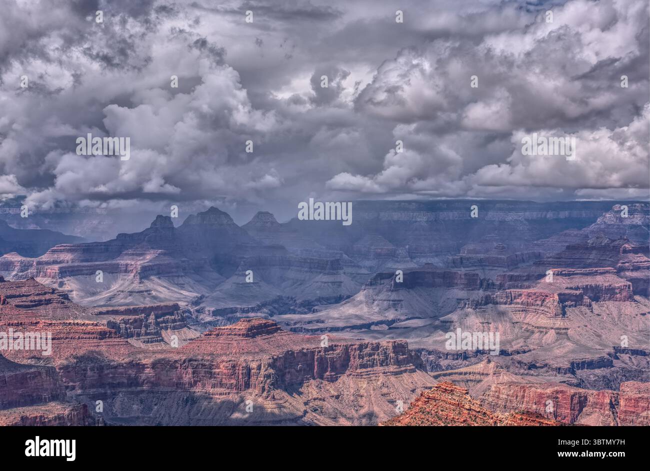 Vue depuis Pipe Creek des nuages orageux au-dessus de la rive nord, parc national du Grand Canyon, Arizona, États-Unis Banque D'Images