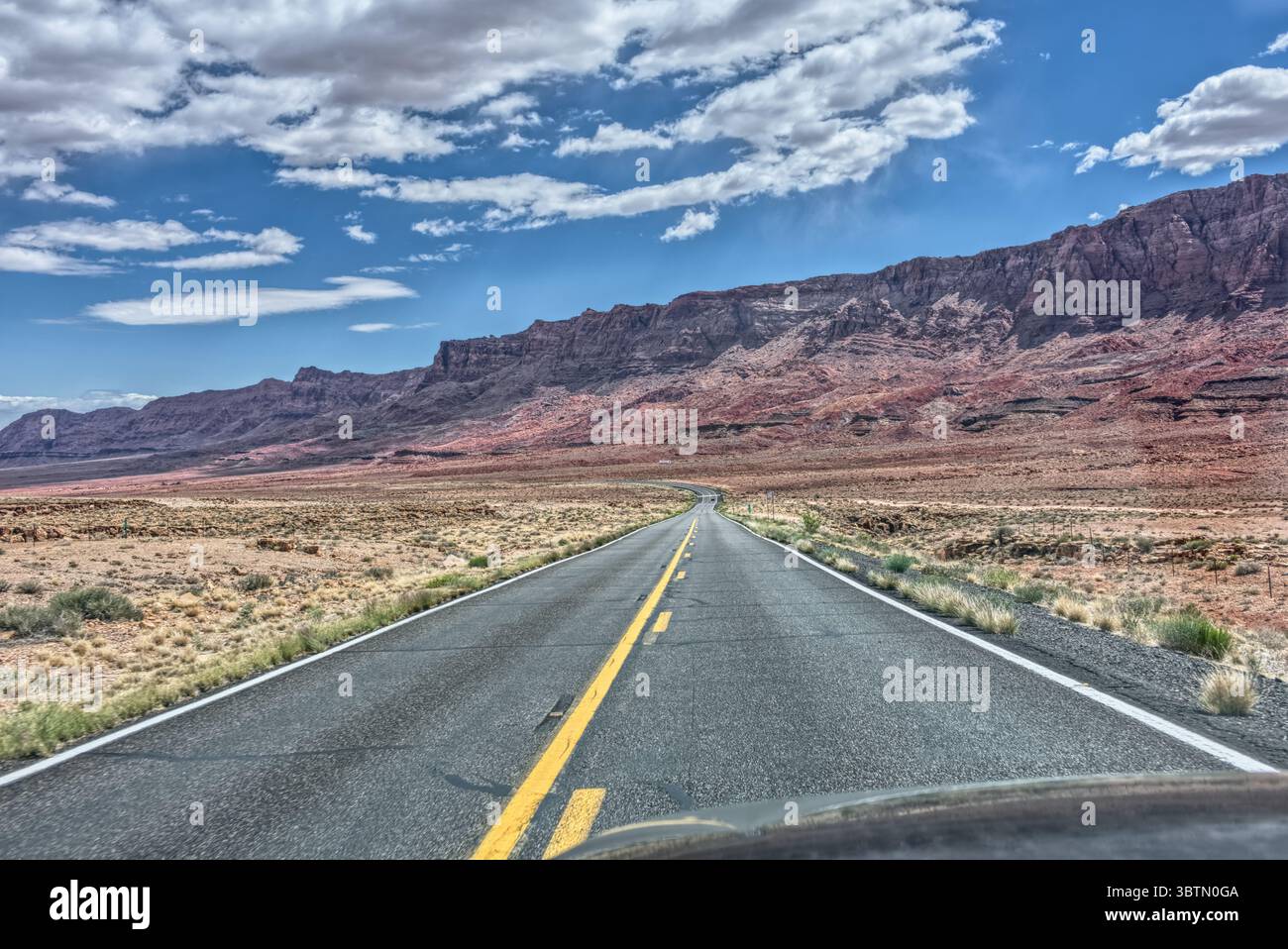 Vue à travers un pare-brise d'Echo Cliffs, le long de la route US89A, Arizona, États-Unis Banque D'Images