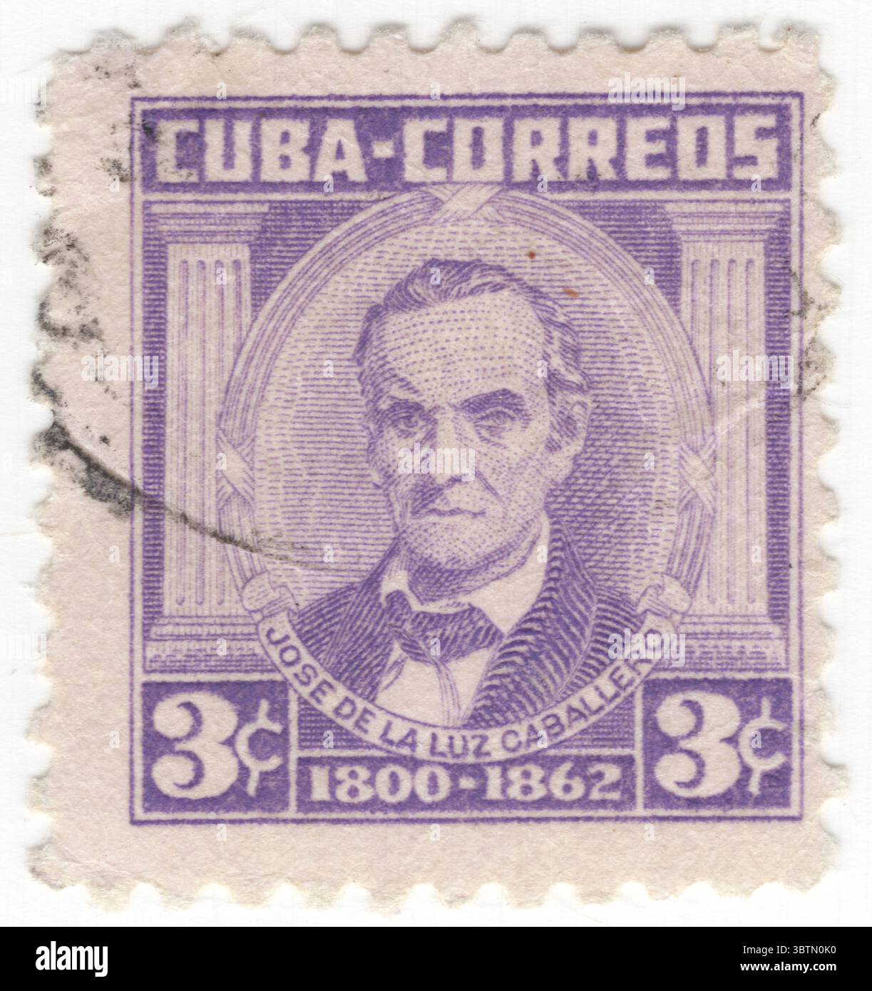 CUBA - 6 avril 1954 : timbre-poste violet à 3 centavo représentant un portrait de José Cipriano de la Luz y Caballero. Il était un érudit cubain, acclamé par José Martí comme « le père ... le fondateur silencieux » de la vie intellectuelle cubaine du XIXe siècle. L'intérêt pour le travail de Luz a été relancé à l'époque de la Révolution cubaine, et de nouvelles éditions de son travail ont été publiées, car il était considéré comme un puits d'autonomie intellectuelle pour le pays. Luz a obtenu son diplôme en philosophie en 1817 à la Real y Pontificia Universidad de San Gerónimo à la Havane, et a obtenu un diplôme en droit au Seminario de San Carlos Banque D'Images