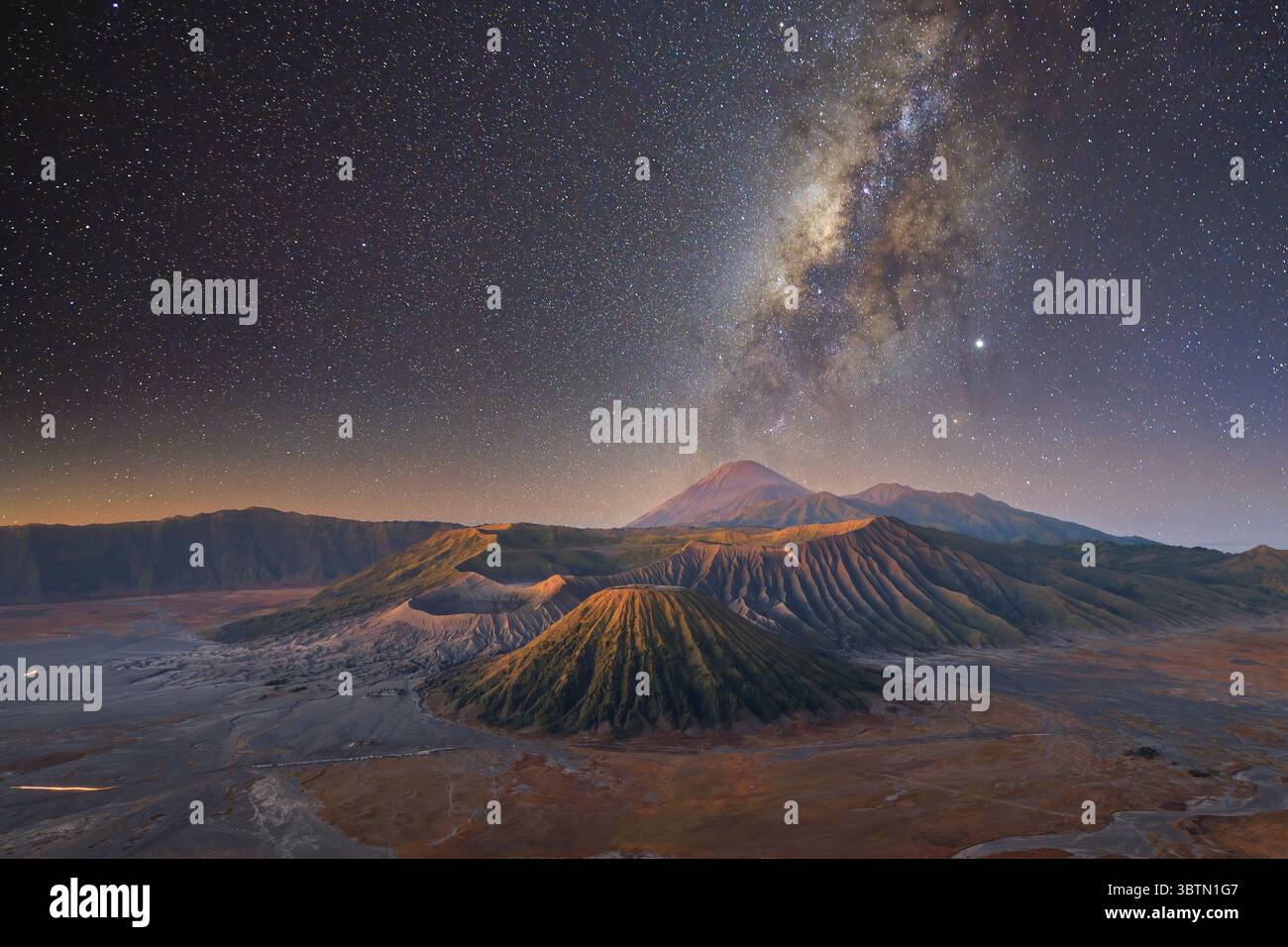 Voie lactée au-dessus du Mont bromo, parc national bromo Tengger Semeru, Java oriental, Indonésie Banque D'Images