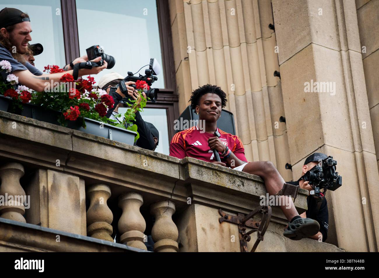 RIGA, Lettonie. 15 juillet 2025. Le YouTuber américain IShowSpeed sur le balcon de la radio lettone rencontre des fans. Crédit : Gints Ivuskans/Alamy Live News Banque D'Images