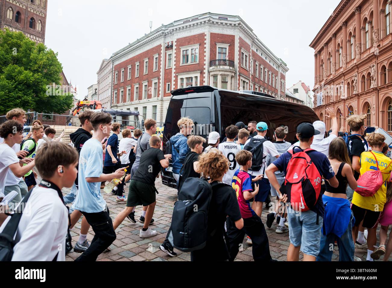 RIGA, Lettonie. 15 juillet 2025. Les fans courent pour attraper le YouTuber américain IShowSpeed, qui a visité la ville de Riga, lors de sa tournée européenne 2025. Crédit : Gints Ivuskans/Alamy Live News Banque D'Images
