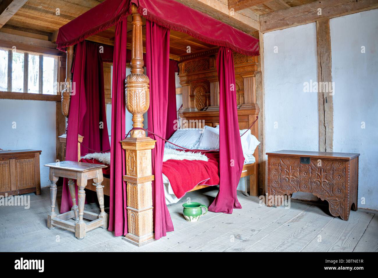 James Fort four-Poster Bed Jamestown Virginia // JAMESTOWN, Virginie — Un lit à baldaquin meut la maison du gouverneur dans le fort James recréé à Jamestown Settlement, représentant les conditions de vie du leadership colonial pendant l'avant-poste militaire de la Virginia Company de Londres de 1610 à 1614. La reconstruction du fort représente la période fortifiée de la colonie anglaise après le rude hiver de 1609-1610, connu sous le nom de « période affamée », lorsque la colonie a failli s'effondrer. James Fort a servi de principale structure défensive pour Jamestown, établi en 1607 comme le premier Engli permanent Banque D'Images