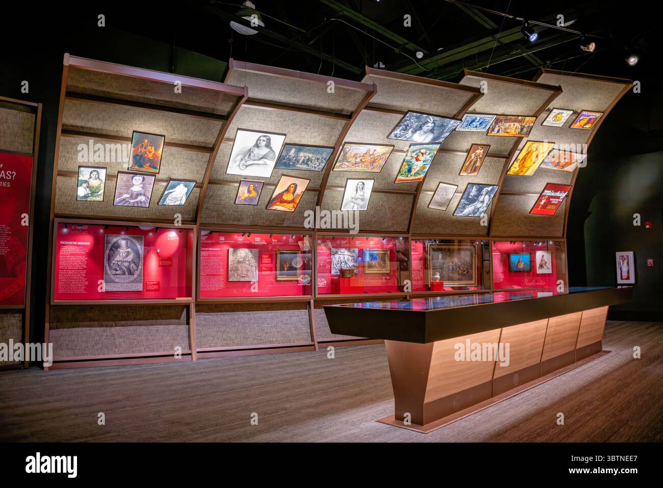 Jamestown Settlement Women's Exhibition Jamestown Virginia // JAMESTOWN, Virginie — L'exposition des femmes au musée de Jamestown Settlement relie les visiteurs aux biographies peu connues de femmes qui vivaient en Virginie du XVIIe siècle à travers des graphiques, des objets et des films. Une exposition interactive fournit des détails personnels sur les 56 femmes qui ont été recrutées comme épouses pour les planteurs de Jamestown en 1621, dont certaines étaient qualifiées dans l'industrie laitière, ce qui a contribué à améliorer la santé dans la colonie. L'exposition explore comment la vie de la plupart des femmes est restée non enregistrée à moins qu'elles ne contestent l'autorité patriarcale sur elles, wi Banque D'Images