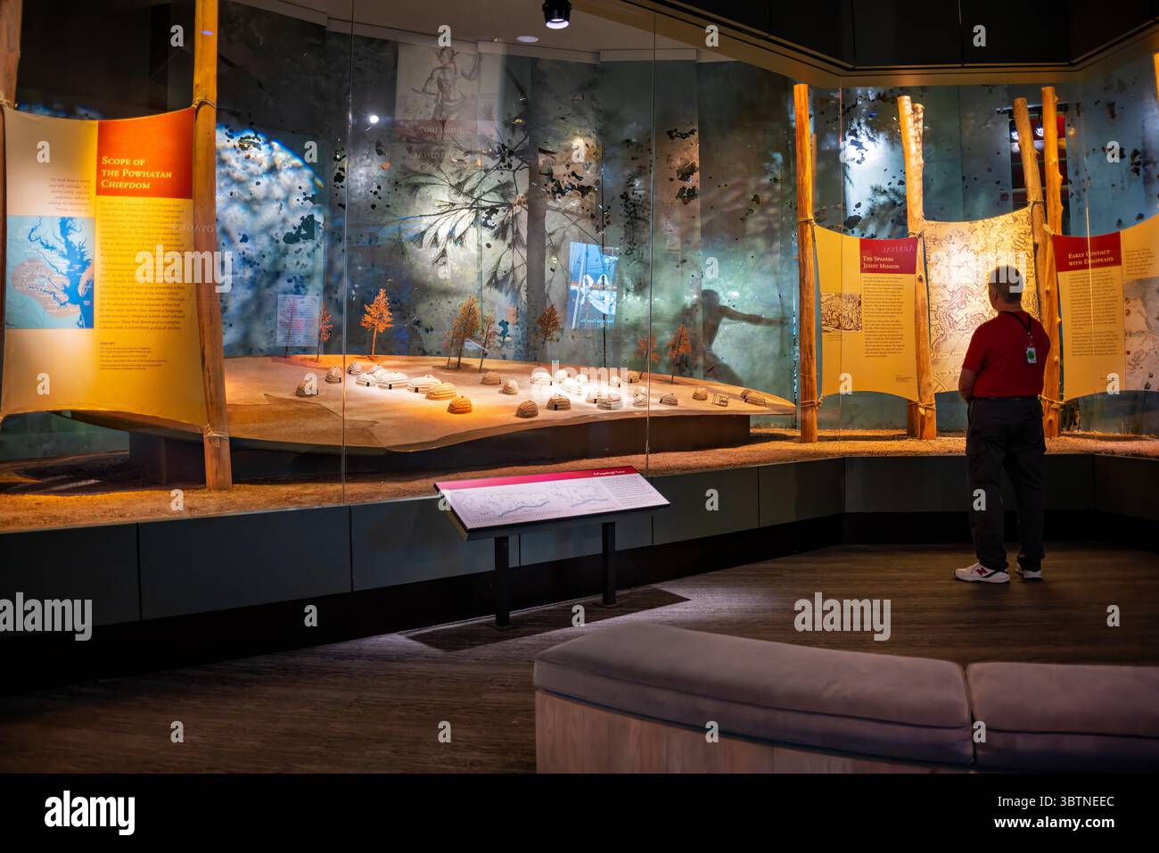 Jamestown Settlement Museum Powhatan exposition Jamestown Virginia // JAMESTOWN, Virginie — les galeries intérieures du musée de Jamestown Settlement exposent l'histoire de la Virginie du XVIIe siècle, y compris les Powhatans, les Anglais et les peuples d'Afrique centrale de l'Ouest qui ont façonné la période coloniale. Le musée abrite plus de 500 artefacts allant des objets rares aux objets de tous les jours, y compris des soufflets en bois utilisés par les forgerons d'Afrique centrale de l'Ouest, une carte anglaise de 1612 par le capitaine John Smith, et des perles rituelles de visage en pierre sculptées par des mains indigènes. Les galeries présentent des affichages interactifs, Banque D'Images