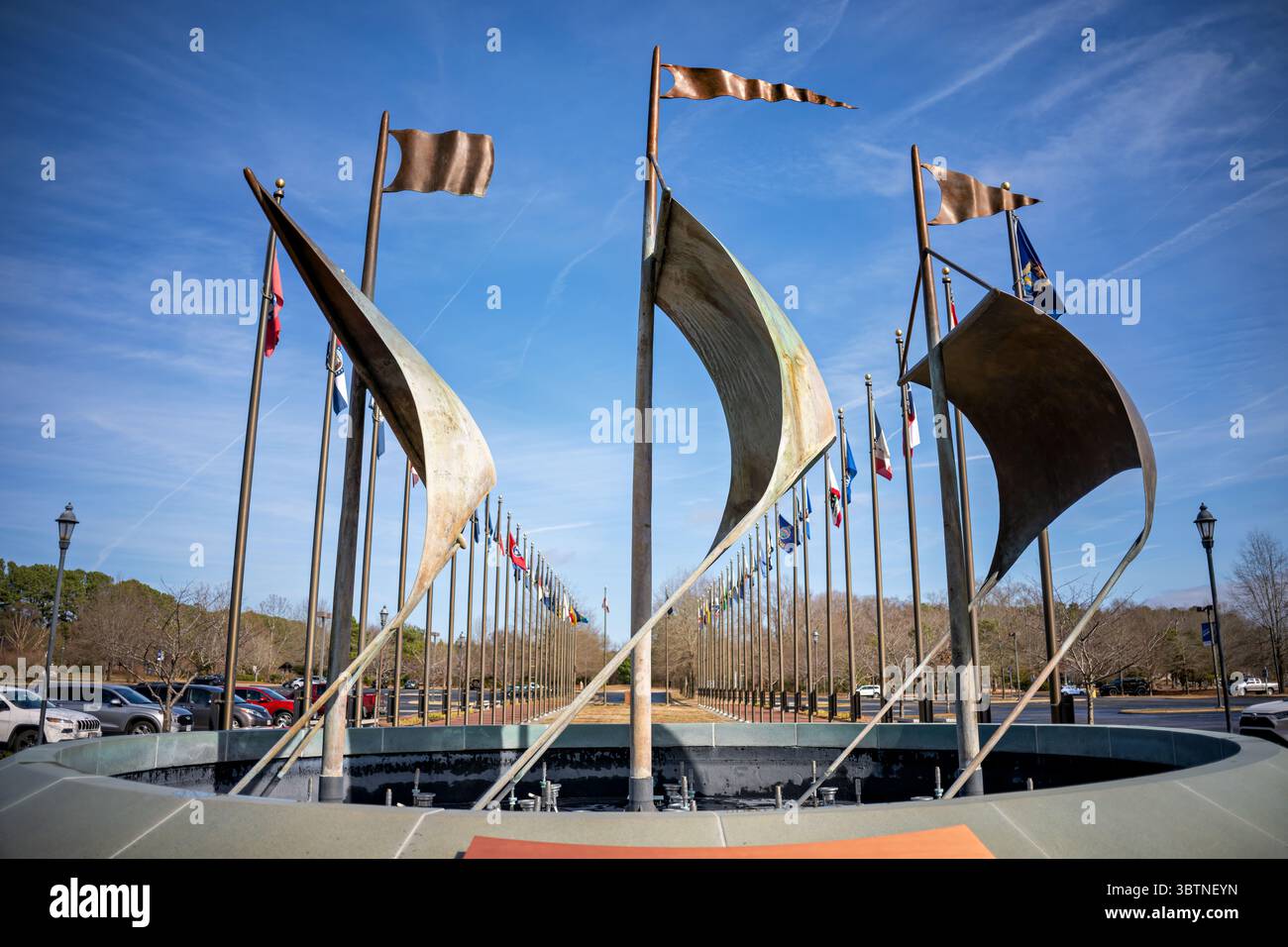 Jamestown Settlement Ship Sail sculpture Jamestown Virginia // JAMESTOWN, Virginie — la sculpture de bateau à voile à l'entrée de Jamestown Settlement présente des formes abstraites de voile métallique représentant les trois navires qui ont transporté les colons anglais en Virginie en 1607. Les Susan constant, Godspeed et Discovery quittent Londres en décembre 1606 et arrivent à Jamestown l'année suivante, établissant la première colonie anglaise permanente en Amérique du Nord. L'installation d'art moderne se compose de structures métalliques en forme de voile montées sur des poteaux, disposées pour évoquer le voyage maritime qui a fondé le Banque D'Images