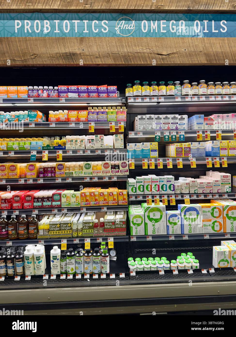 Probiotiques et huiles oméga sur les étagères des magasins, Whole Foods Market, New York City, New York, États-Unis Banque D'Images