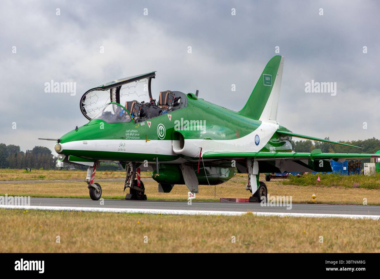 Royal Saudi Air Force British Aerospace Hawk 65A jet de l'équipe d'affichage des Saudi Hawks stationné sur le tarmac de la base aérienne Kleine Brogel. Belgique - 12 septembre Banque D'Images