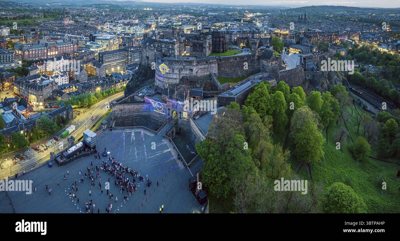 Édimbourg, Royaume-Uni - 16 juin 2025 : vue aérienne du château d'Édimbourg perché majestueusement sur une roche volcanique escarpée, illuminée d'éther doux Banque D'Images