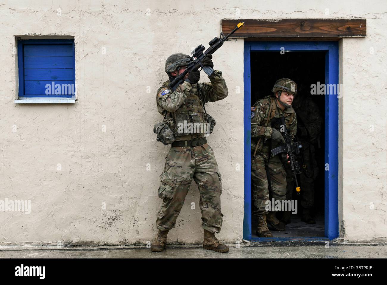 10 novembre 2019 - Slovaquie - des soldats affectés au 1er escadron, 152e régiment de cavalerie, 76e brigade d'infanterie, équipe de combat, 38e division d'infanterie, Garde nationale de l'armée de l'Indiana, s'engagent dans un exercice d'opérations militaires en terrain urbain au centre d'entraînement militaire de LeÅt, Slovaquie, 10 novembre 2019. Les soldats se sont déployés en Slovaquie pour le bouclier slovaque 2019, un exercice conjoint de combat de guerre impliquant six pays de l'OTAN. (Crédit image : © U.S. National Guard/ZUMA Wire/ZUMAPRESS.com) Banque D'Images