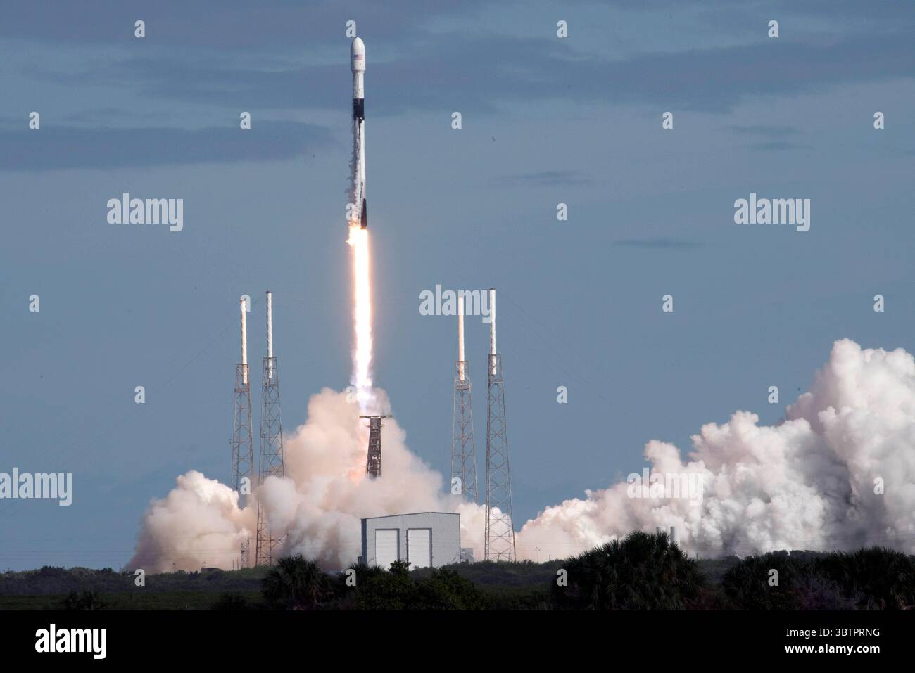 11 novembre 2019 - Cape Canaveral Air Force Station, Floride, États-Unis - la 45e escadre spatiale a soutenu le lancement réussi de la mission SpaceX Starlink avec le lancement d'une fusée Falcon 9 le 11 novembre 2019 à Cape Canaveral Air Force Station, en Floride. Starlink est une collection de satellites utilisés pour fournir une connexion Internet rapide et fiable aux zones avec peu ou pas de connectivité. (Crédit image : © U.S. Air Force/ZUMA Wire/ZUMAPRESS.com) Banque D'Images