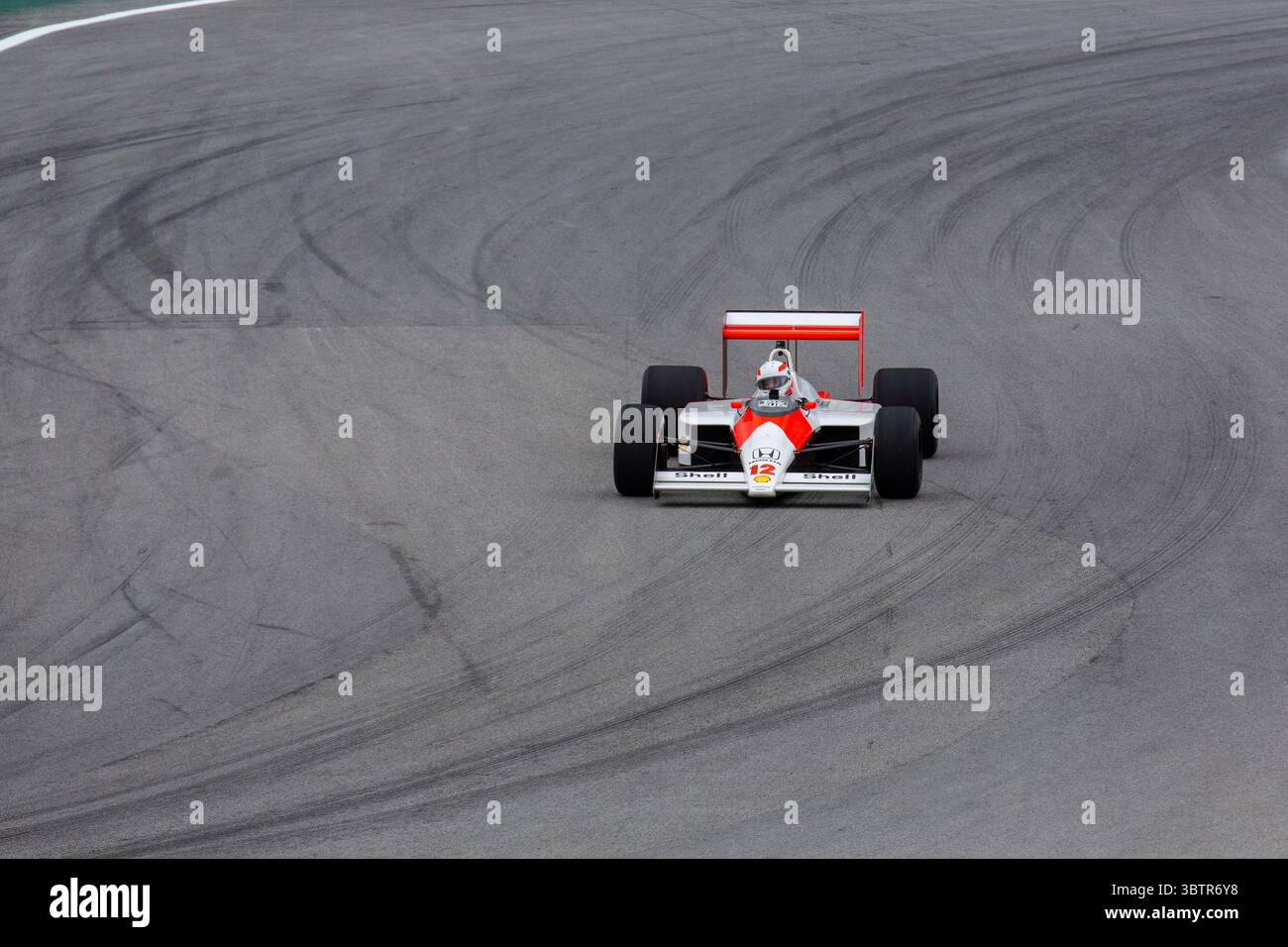 14 novembre 2019, Sao Paulo, Sao Paulo, Brésil : L'ancien pilote MARTIN BRUNDLE pilote la McLaren MP4/4, utilisée par Ayrton Senna, lors de la journée de préparation du Grand Prix de formule 1 du Brésil 2019 sur le circuit Interlagos, à Sao Paulo, au Brésil. Le grand prix sera célébré dimanche prochain, le 17 novembre. (Crédit image : © Paulo Lopes/ZUMA Wire) Banque D'Images