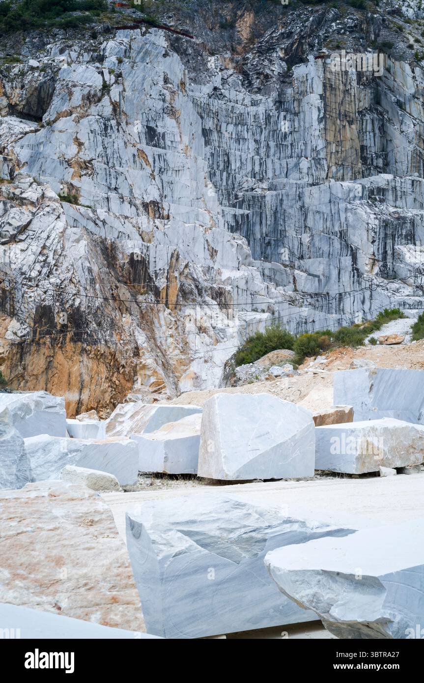 Carrière de marbre dans les Alpes Apuanes produisant le célèbre marbre de Carrare, connu pour ses veines blanches et grises dans la province de Massa et Carrara dans le LUN Banque D'Images