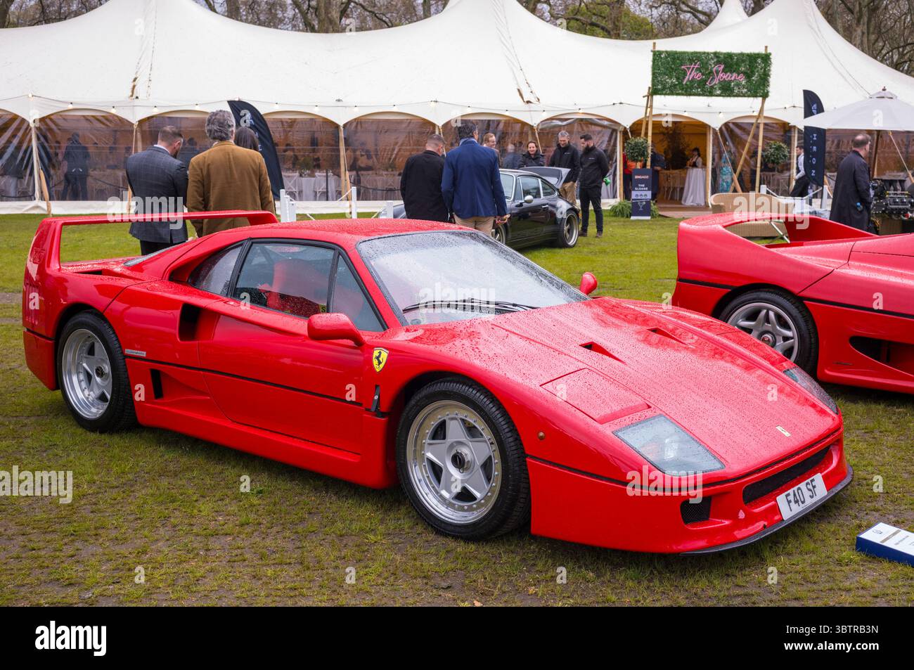 Red1989 Ferrari F40, avec spoiler, en vente au salon prive London concours de vente de voitures classiques dans le parc du Royal Hospital à la mode Banque D'Images