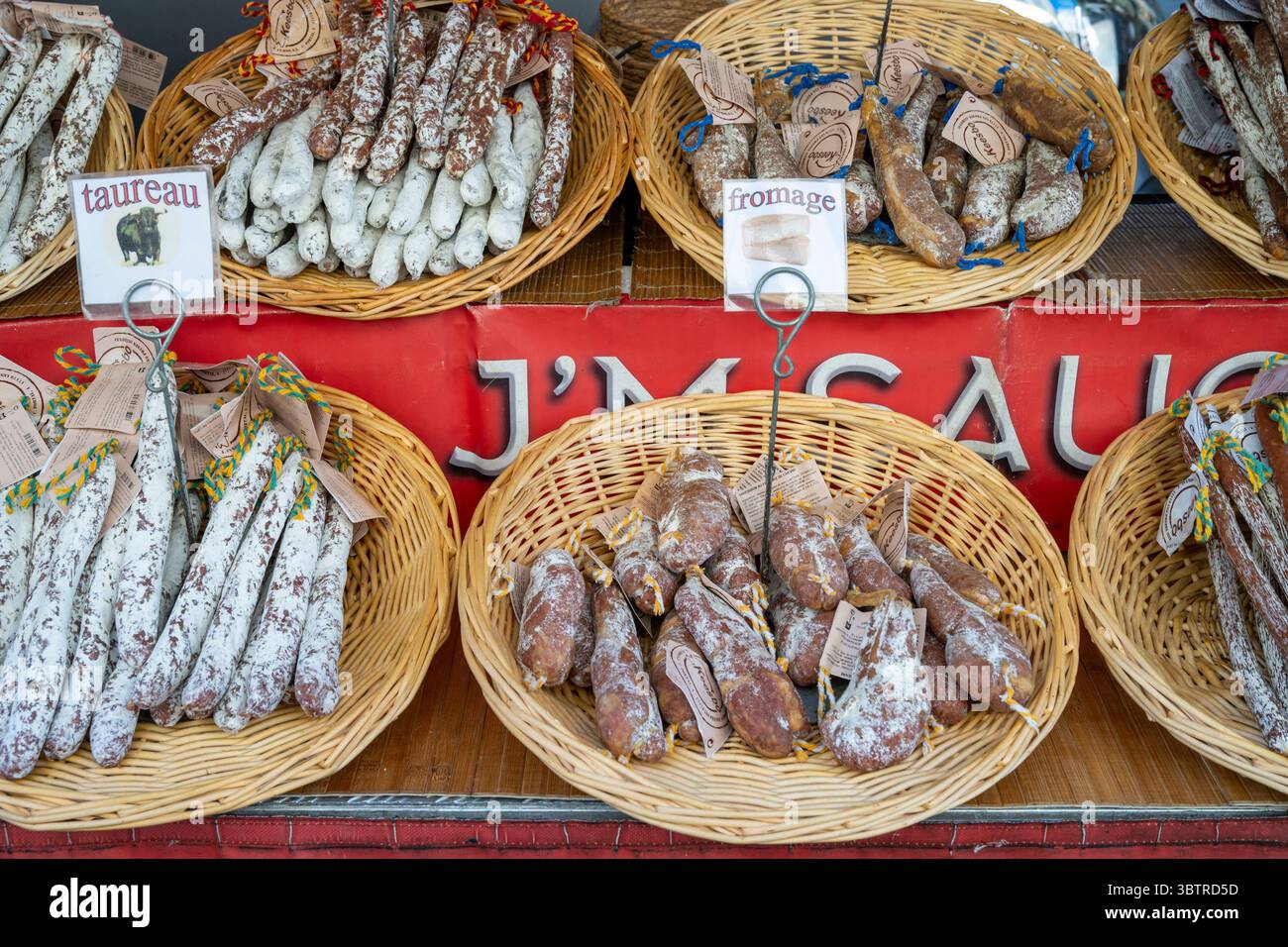 Saucisses de saussisons françaises à vendre dans le marché de rue alimentaire au célèbre LÕIsle sur la Sorgue dans le département du Vaucluse, Provence, France Banque D'Images
