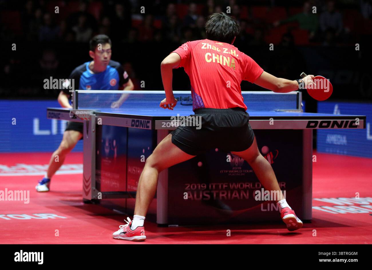 16 novembre 2019, Linz, Autriche : Zihao Zao pour la Chine (Down) en action contre Chun Ting Wong pour Hong Kong (UP) lors de leur quart de finale masculin en simple au Tips Arena de Linz, Autriche (crédit image : © Mickael Chavet via ZUMA Wire) Banque D'Images