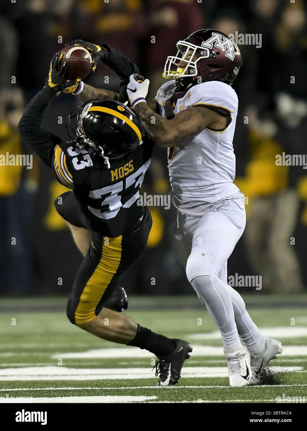 16 novembre 2019, Iowa City, IA, USA : le dos défensif de l'Iowa Riley Moss (33) intercepte une passe sur la quatrième descente destinée au récepteur du Minnesota Chris Autman-Bell, à droite, tard dans le quatrième quart-temps au Kinnick Stadium à Iowa City, Iowa, le samedi 16 novembre 2019. L'hôte Hawkeyes a gagné, 23-19. (Crédit image : © TNS via ZUMA Wire) Banque D'Images