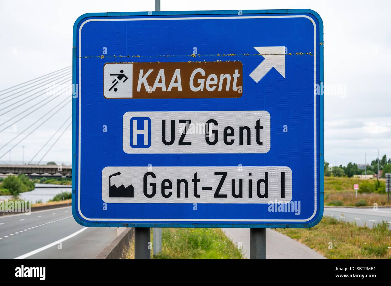 Panneau routier pour le stade de football KAA Gent, l'hôpital universitaire UZ et la zone industrielle de Gand, Flandre orientale, Belgique 5 juillet 2025 Banque D'Images