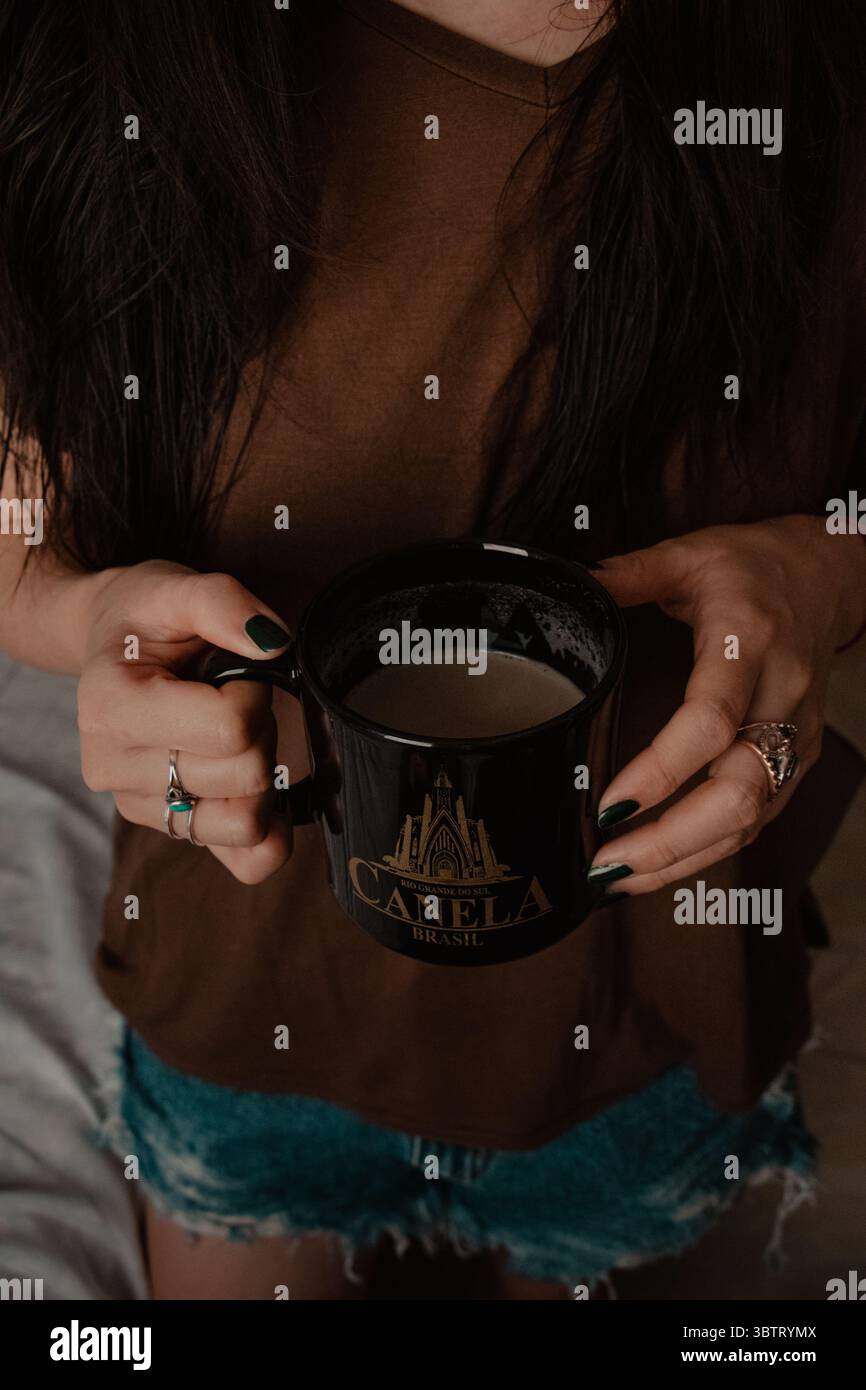 Femme tenant une tasse à café Portrait d'intérieur Banque D'Images