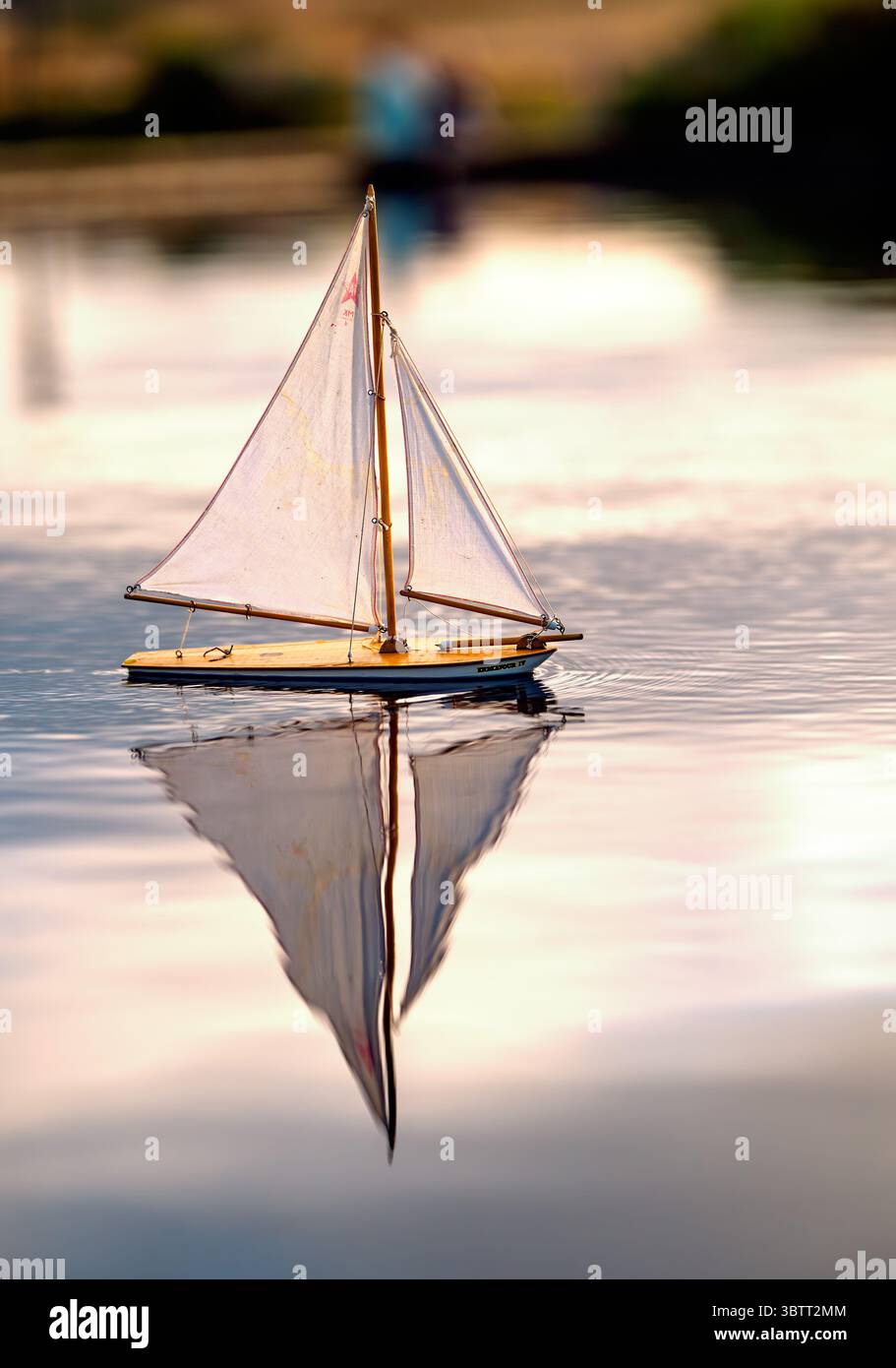 Un bateau à voile modèle sur le lac de navigation victorien à Sheringham, North Norfolk, Royaume-Uni Banque D'Images