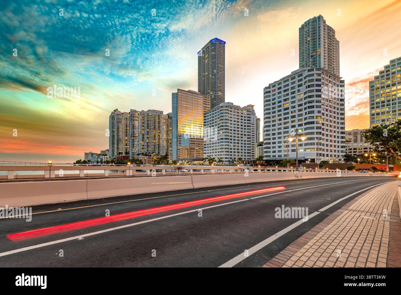 La ligne d'horizon dynamique de Brickell, Downtown Miami, Floride, s'enflamme de lumières sur un ciel de coucher de soleil spectaculaire. Banque D'Images