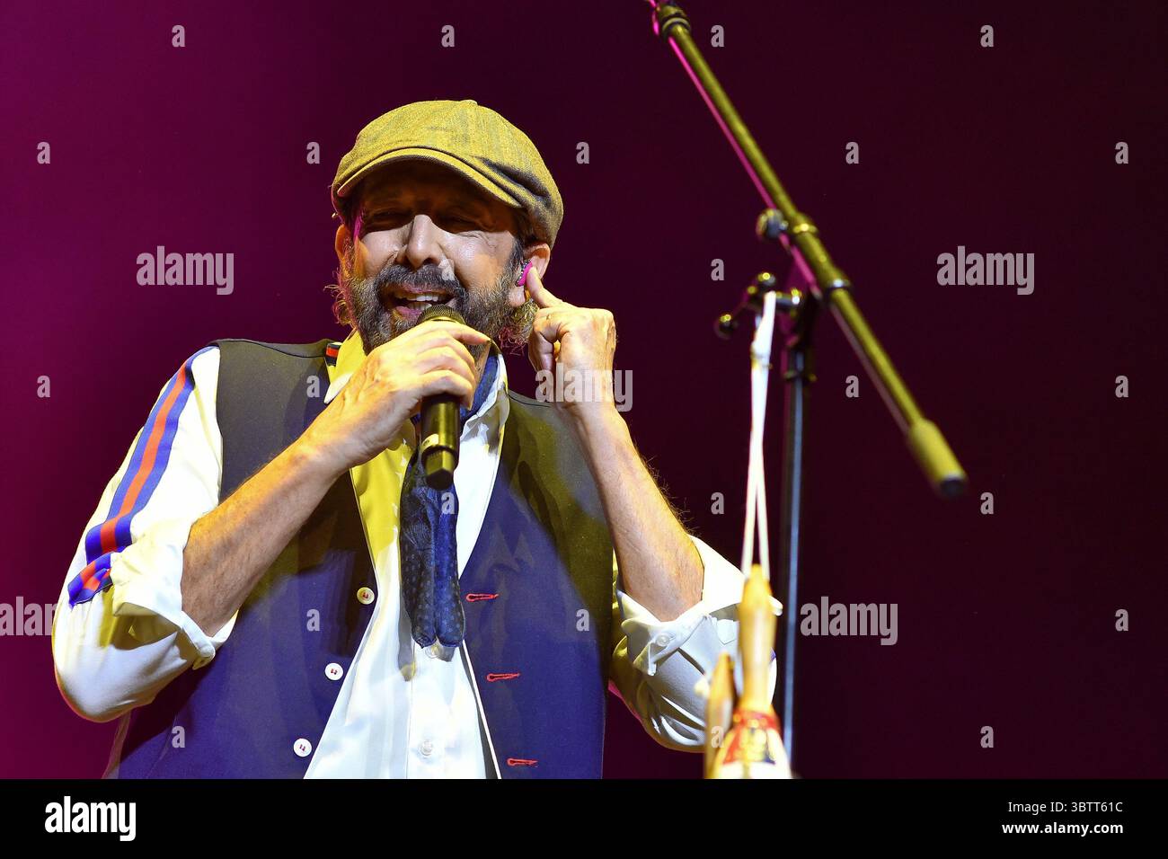 Le chanteur Juan Luis Guerra se produit lors du concert au Movistar Arena de Madrid, le 15 juillet 2025, Espagne Banque D'Images