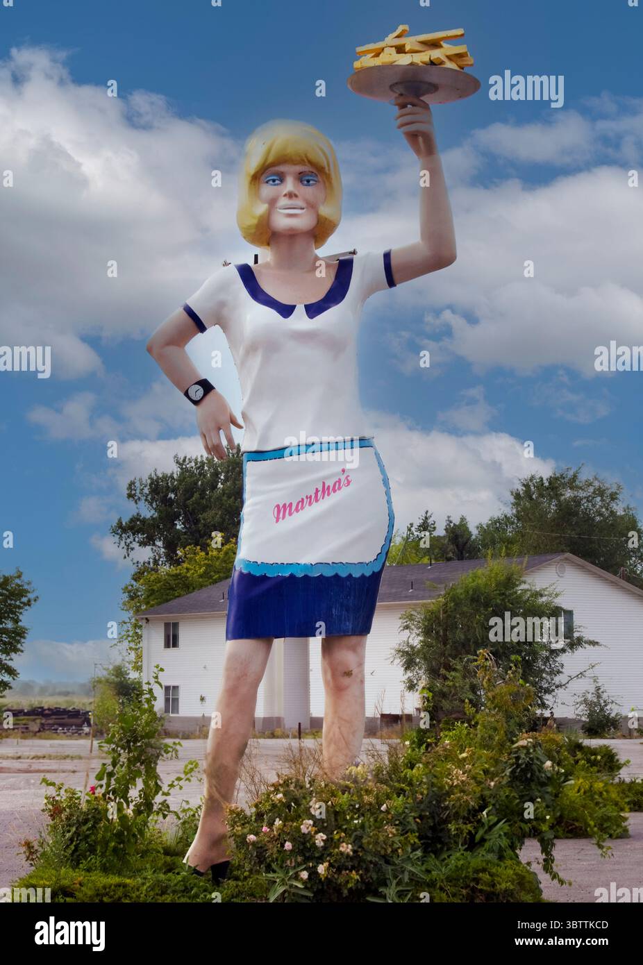 La statue d'Uniroyal Gal tenant une assiette de frites à Blackfoot, Idaho, est une attraction originale en bord de route avec beaucoup de saveur Banque D'Images