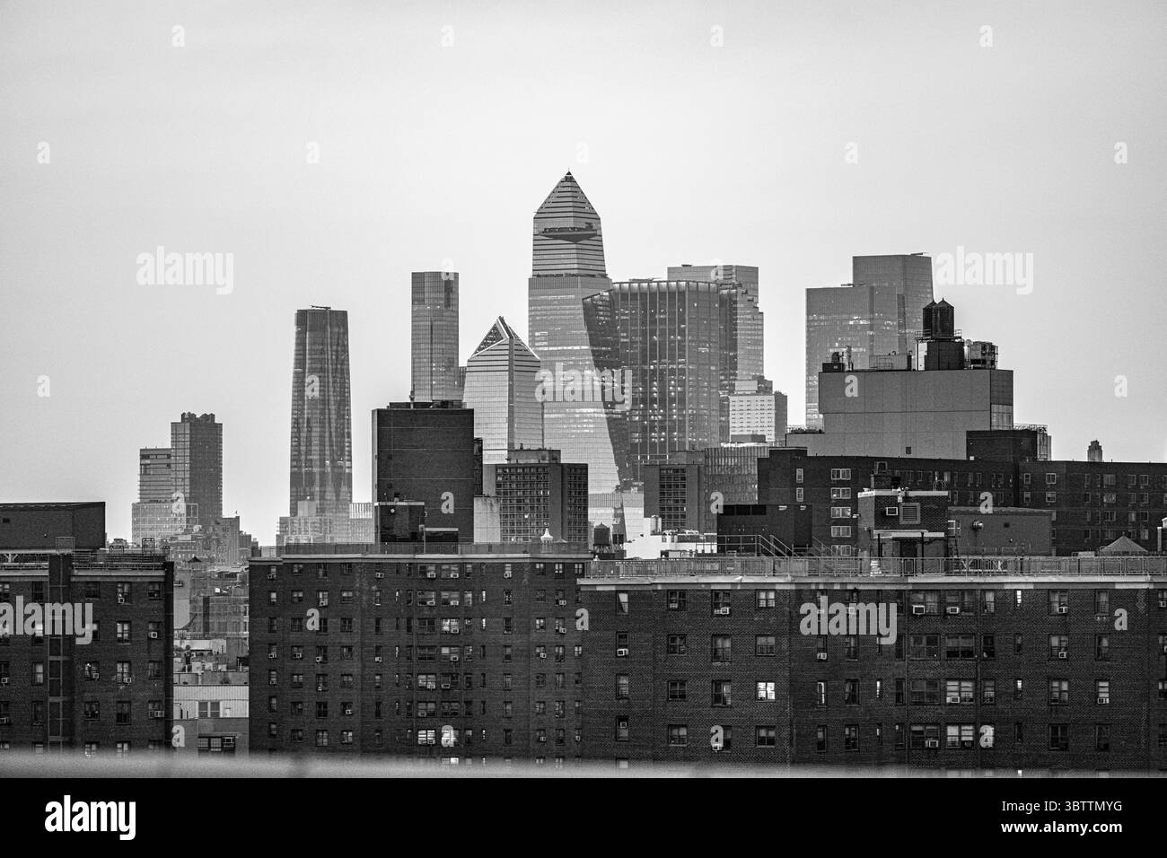 New York City skyline noir et blanc au coucher du soleil avec gratte-ciel / bâtiments et architecture - centre-ville de Manhattan vu de Brooklyn Banque D'Images