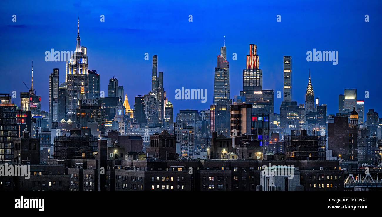 New York City skyline après le 4 juillet dans la nuit avec gratte-ciel / bâtiments et architecture - centre-ville de Manhattan vu de Brooklyn Banque D'Images