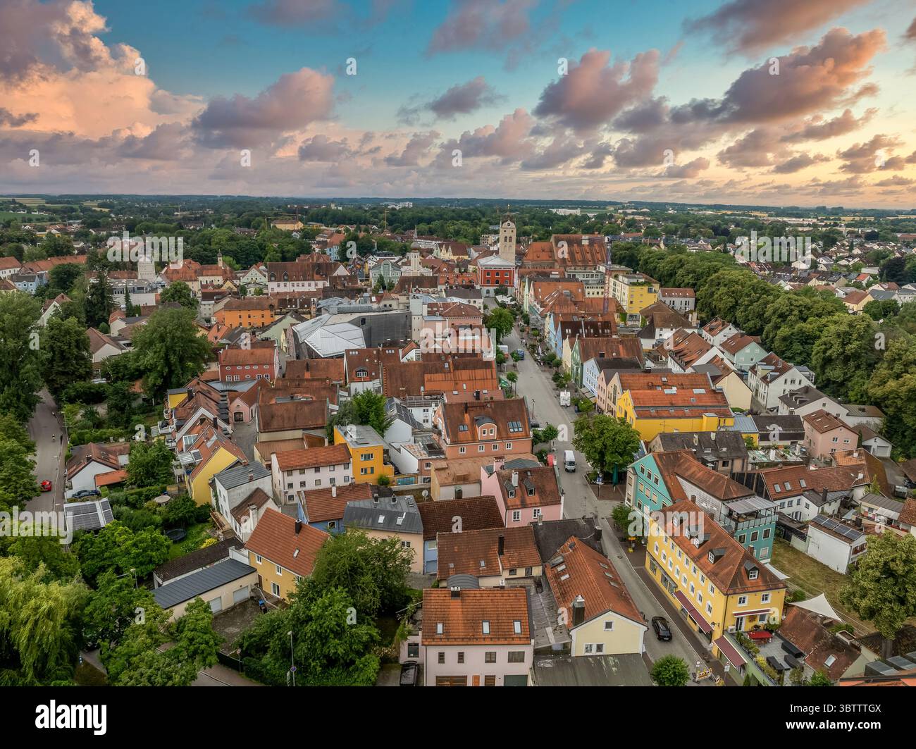 Vue aérienne d'Erding, centre-ville médiéval en Bavière Allemagne, ciel coloré de coucher de soleil Banque D'Images