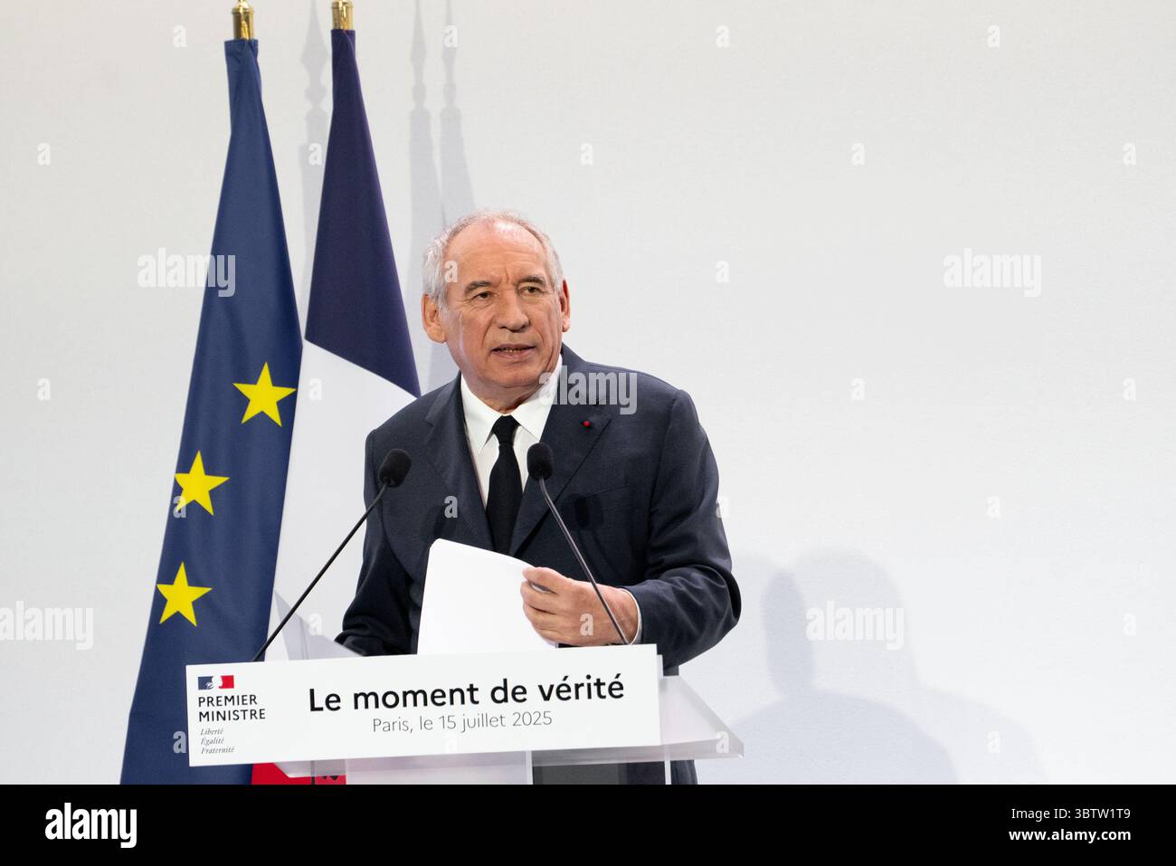 15 juillet 2025, Paris, France : le premier ministre français FRANÇOIS BAYROU présente les grandes lignes du budget 2026 lors d'une conférence de presse, exposant un plan de réduction de 44 milliards d'euros des dépenses publiques pour ramener le déficit national à 2,8% du PIB d'ici 2029. Les mesures comprennent la suppression d'un jour férié, la réforme de l'assurance-chômage, le remplacement de l'allocation fiscale des retraités par une déduction fixe et l'imposition de réductions de dépenses dans tous les ministères. Bayrou a confirmé que 2026 serait une année de ''croissance zéro'' pour les dépenses publiques, ce qui signifie aucune augmentation des prestations sociales malgré l'inflation. La défense reste Banque D'Images