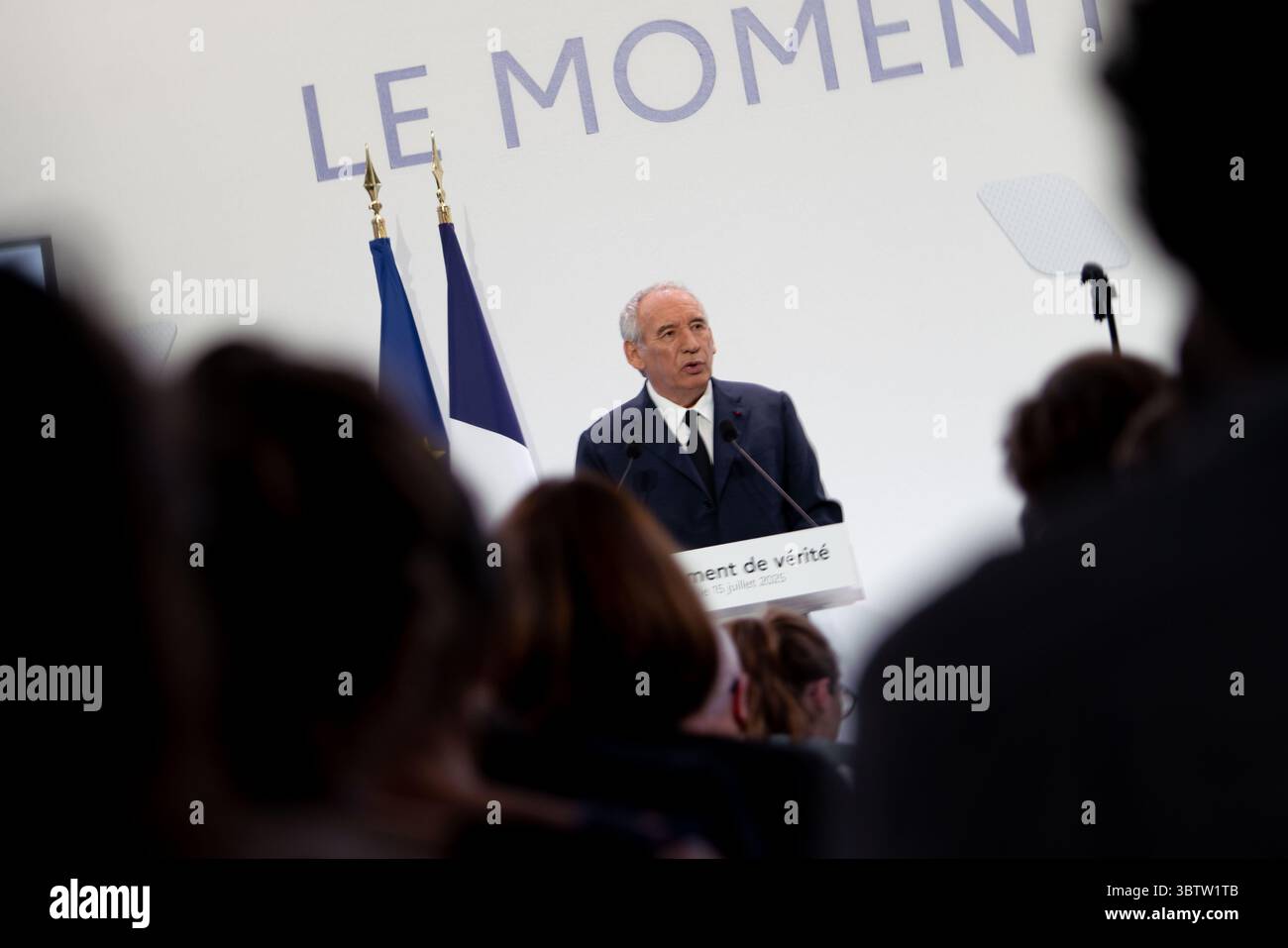 15 juillet 2025, Paris, France : le premier ministre français FRANÇOIS BAYROU présente les grandes lignes du budget 2026 lors d'une conférence de presse, exposant un plan de réduction de 44 milliards d'euros des dépenses publiques pour ramener le déficit national à 2,8% du PIB d'ici 2029. Les mesures comprennent la suppression d'un jour férié, la réforme de l'assurance-chômage, le remplacement de l'allocation fiscale des retraités par une déduction fixe et l'imposition de réductions de dépenses dans tous les ministères. Bayrou a confirmé que 2026 serait une année de ''croissance zéro'' pour les dépenses publiques, ce qui signifie aucune augmentation des prestations sociales malgré l'inflation. La défense reste Banque D'Images